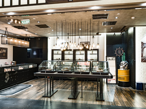 银光流彩 银饰店里的时光印记与时尚美学