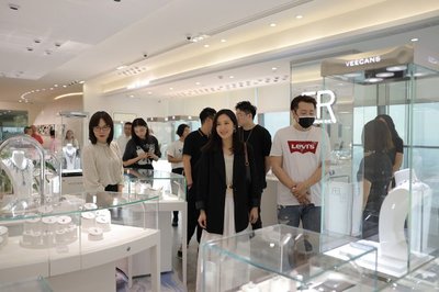 唐诗咏亲临永富集团，珠宝魅力惊艳四座